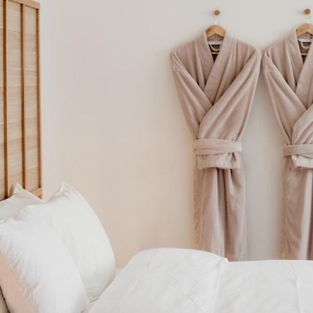 The Oak & Anchor Hotel Port Fairy Zewnętrze zdjęcie Two bathrobes hanging on a wall