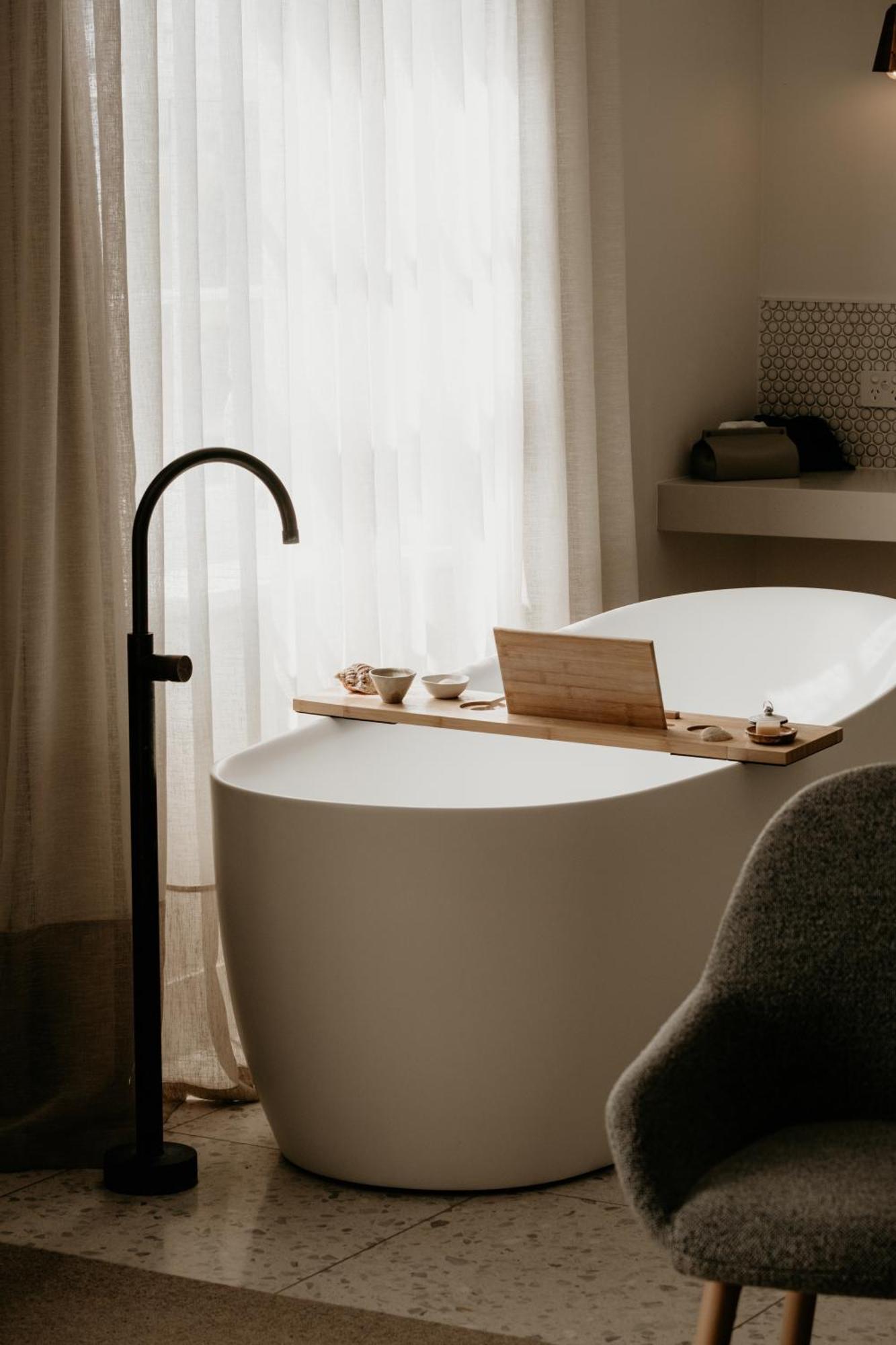 The Oak & Anchor Hotel Port Fairy Zewnętrze zdjęcie A freestanding bathtub