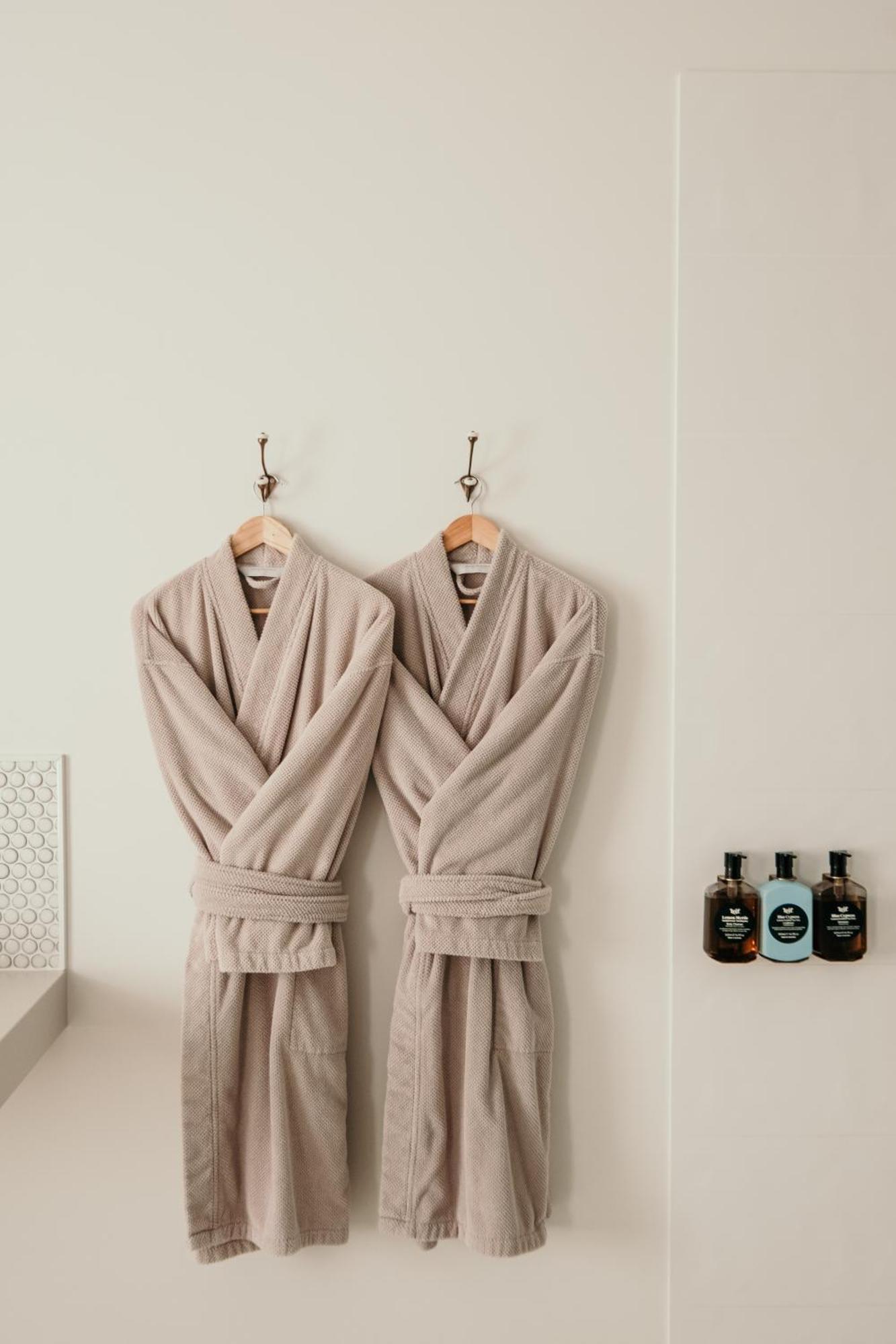 The Oak & Anchor Hotel Port Fairy Zewnętrze zdjęcie Two bathrobes hanging on a wall