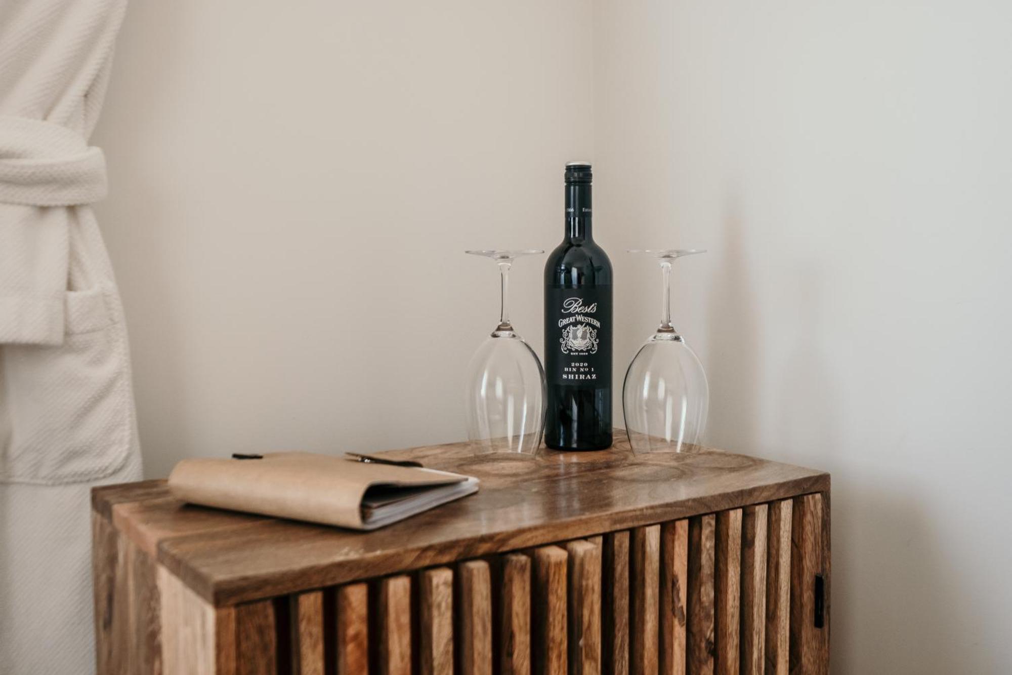 The Oak & Anchor Hotel Port Fairy Zewnętrze zdjęcie A bottle of wine