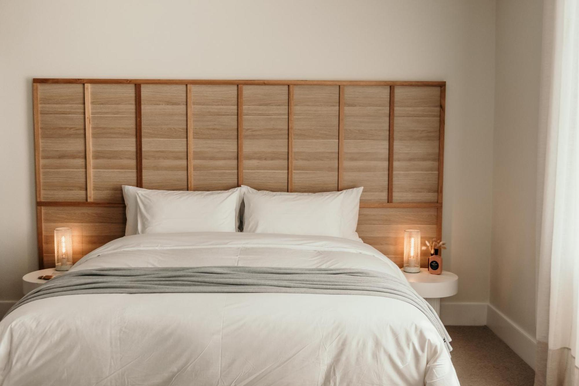 The Oak & Anchor Hotel Port Fairy Zewnętrze zdjęcie A bed with a headboard