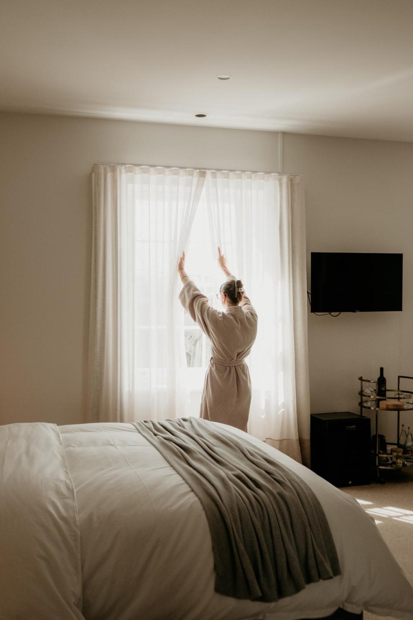 The Oak & Anchor Hotel Port Fairy Zewnętrze zdjęcie A woman opening the curtains in the morning
