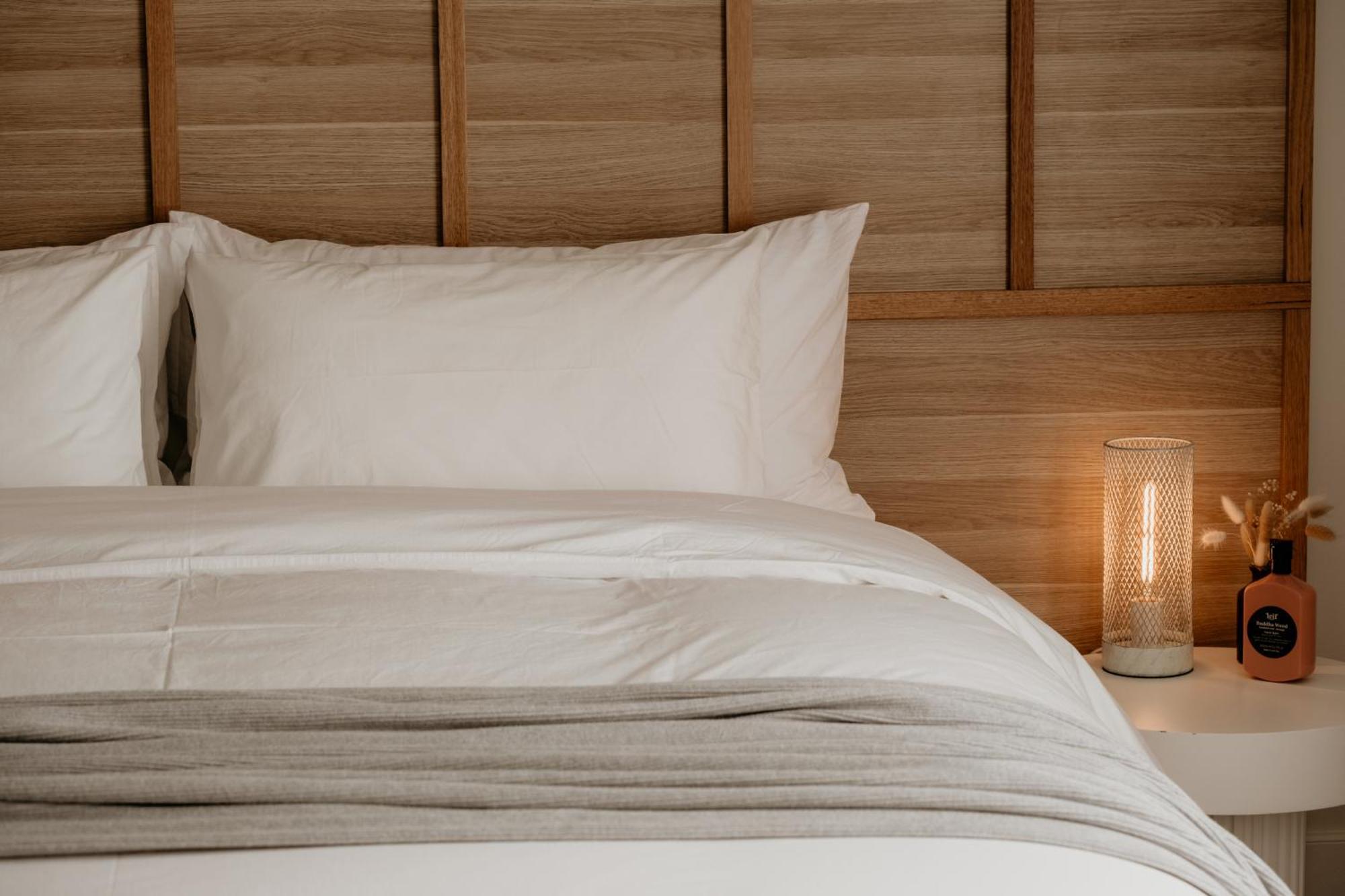 The Oak & Anchor Hotel Port Fairy Zewnętrze zdjęcie A bed with a duvet