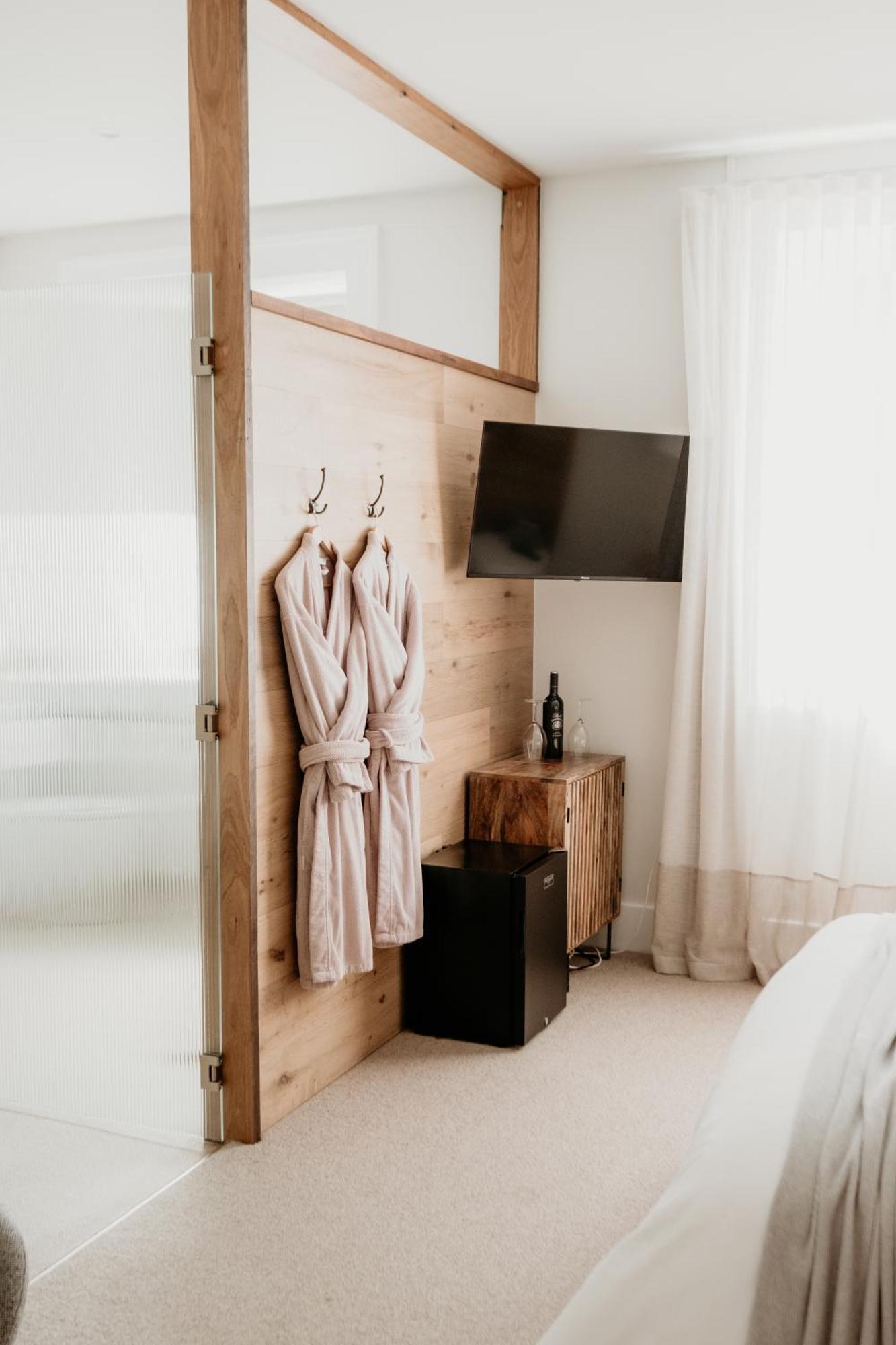 The Oak & Anchor Hotel Port Fairy Zewnętrze zdjęcie A bathrobe hanging on a door