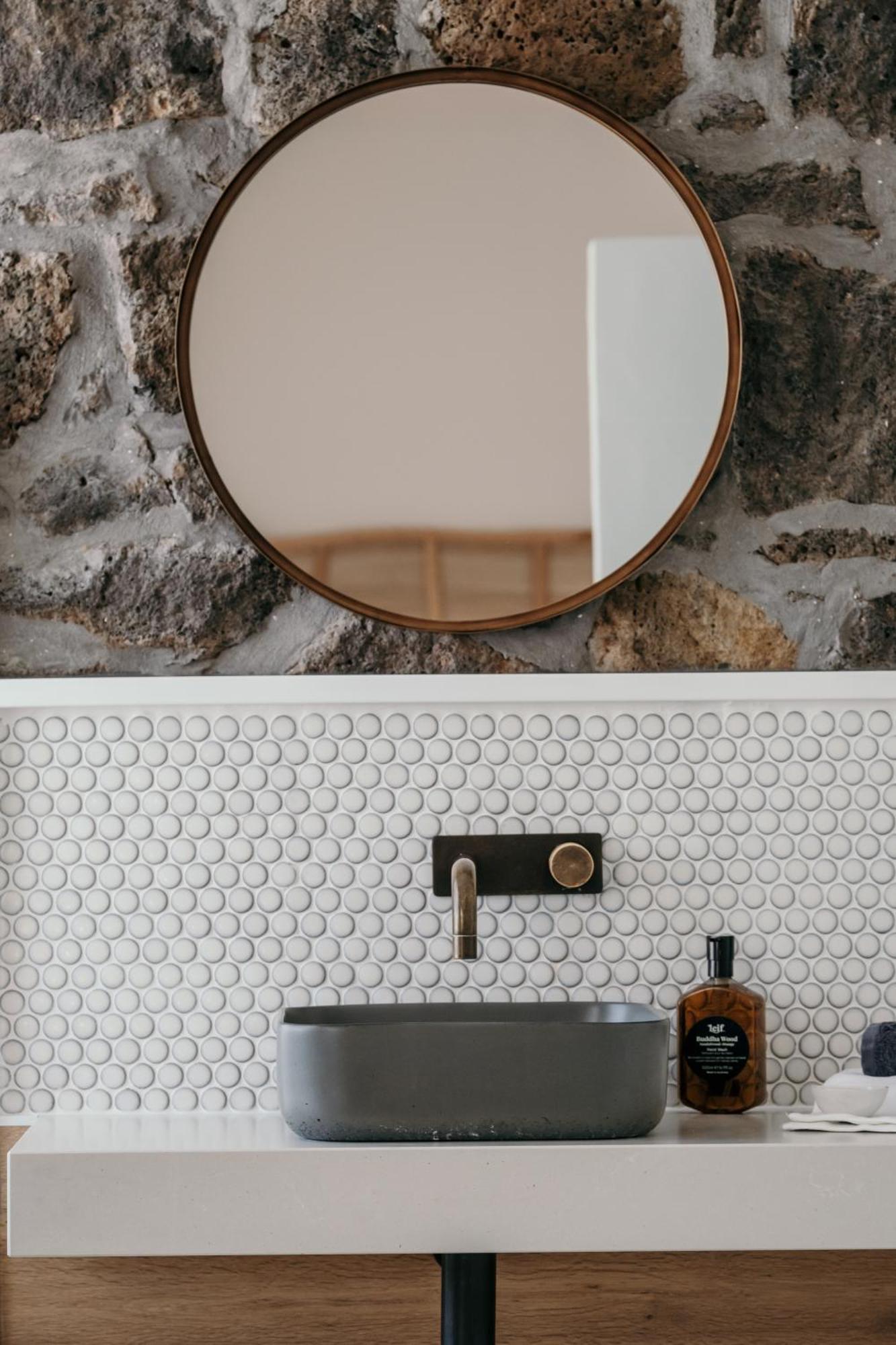 The Oak & Anchor Hotel Port Fairy Zewnętrze zdjęcie A bathroom with penny round tiles
