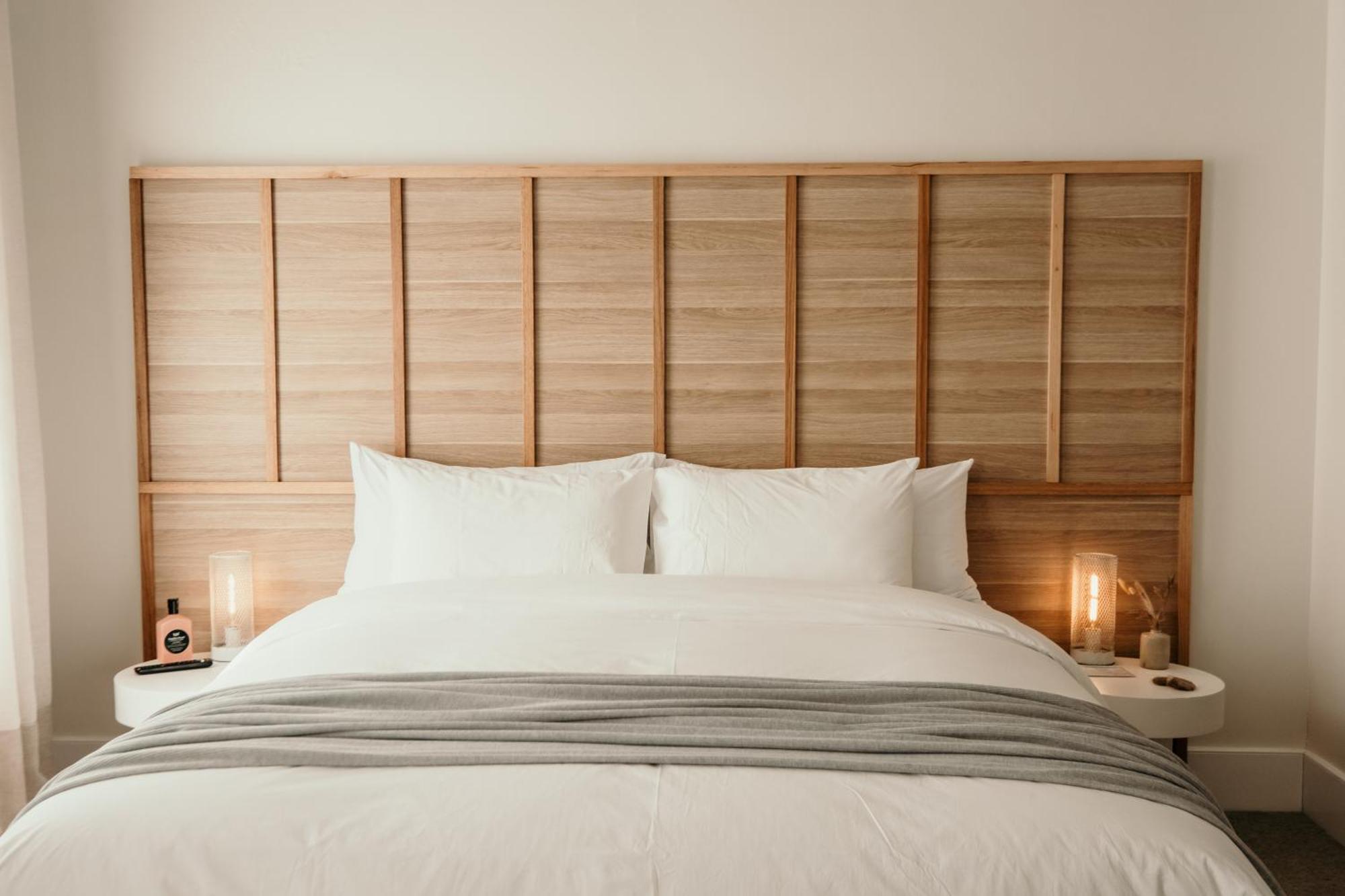 The Oak & Anchor Hotel Port Fairy Zewnętrze zdjęcie A bed with a headboard