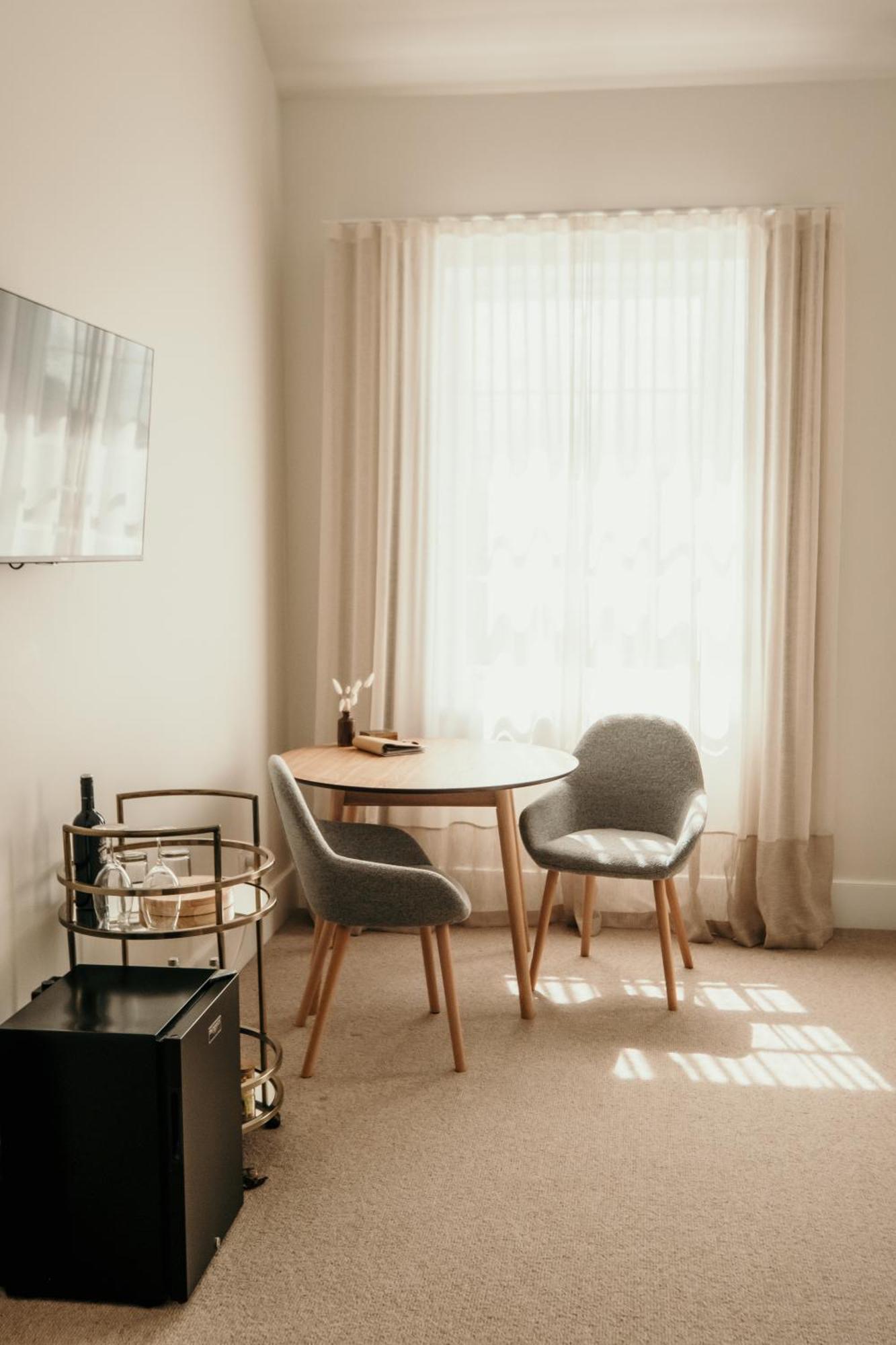 The Oak & Anchor Hotel Port Fairy Zewnętrze zdjęcie A room with a table and two chairs