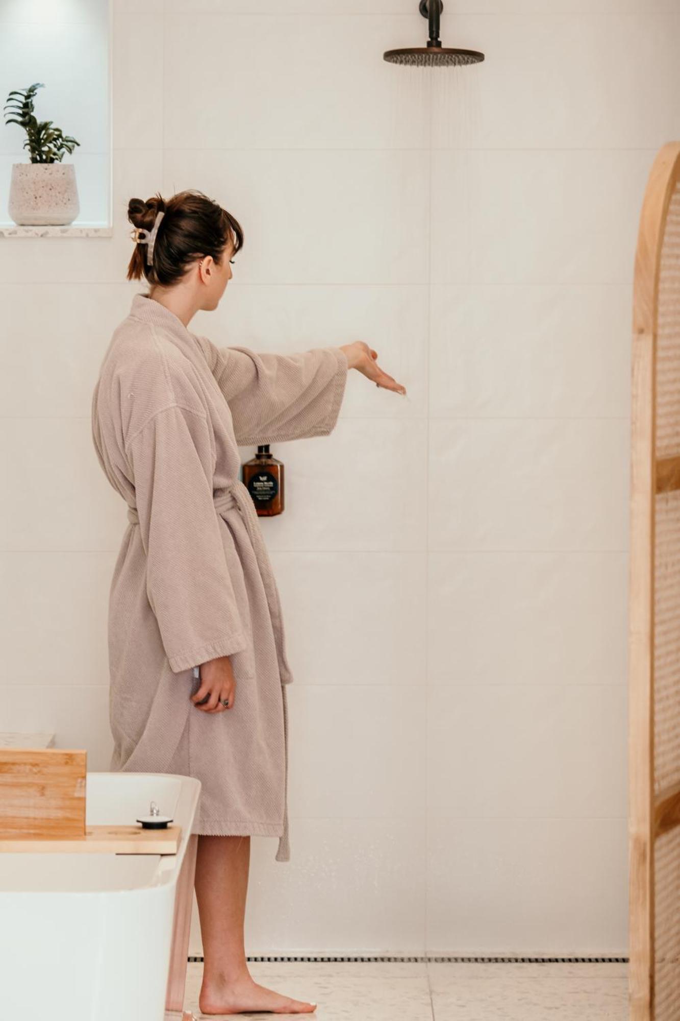 The Oak & Anchor Hotel Port Fairy Zewnętrze zdjęcie A woman wearing a bathrobe