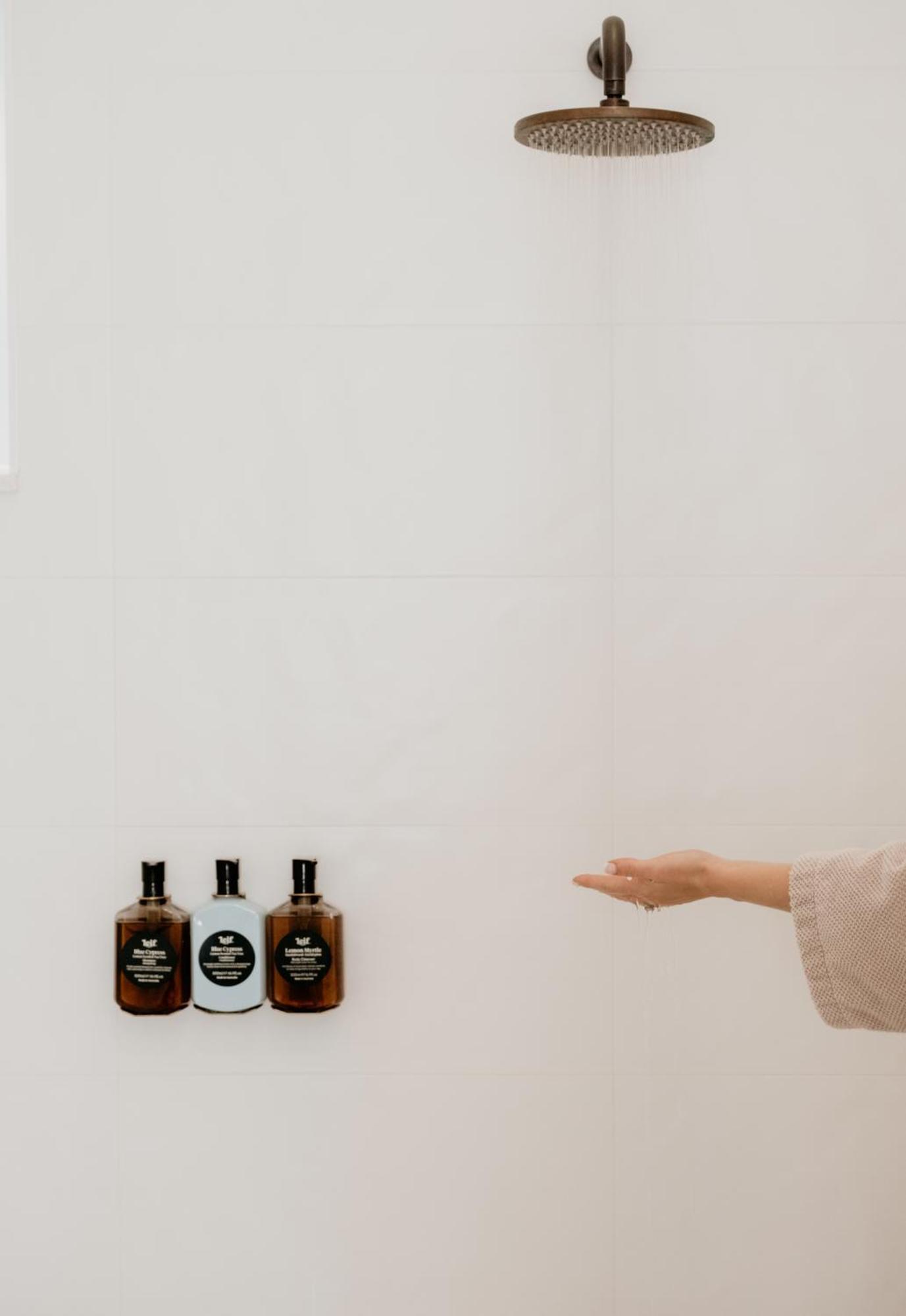 The Oak & Anchor Hotel Port Fairy Zewnętrze zdjęcie A hand washing with soap