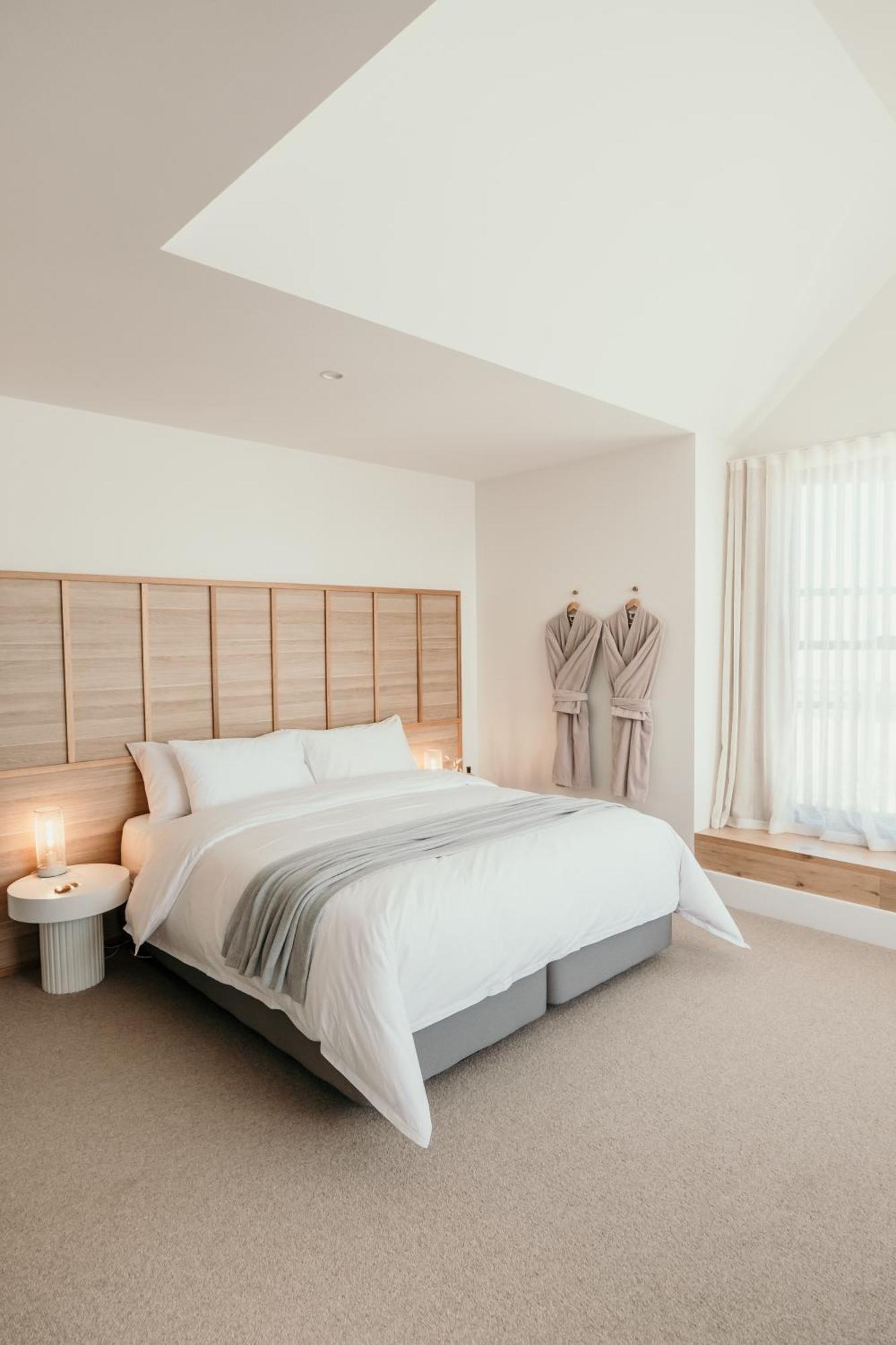 The Oak & Anchor Hotel Port Fairy Zewnętrze zdjęcie A bedroom at The Old Bank Hotel