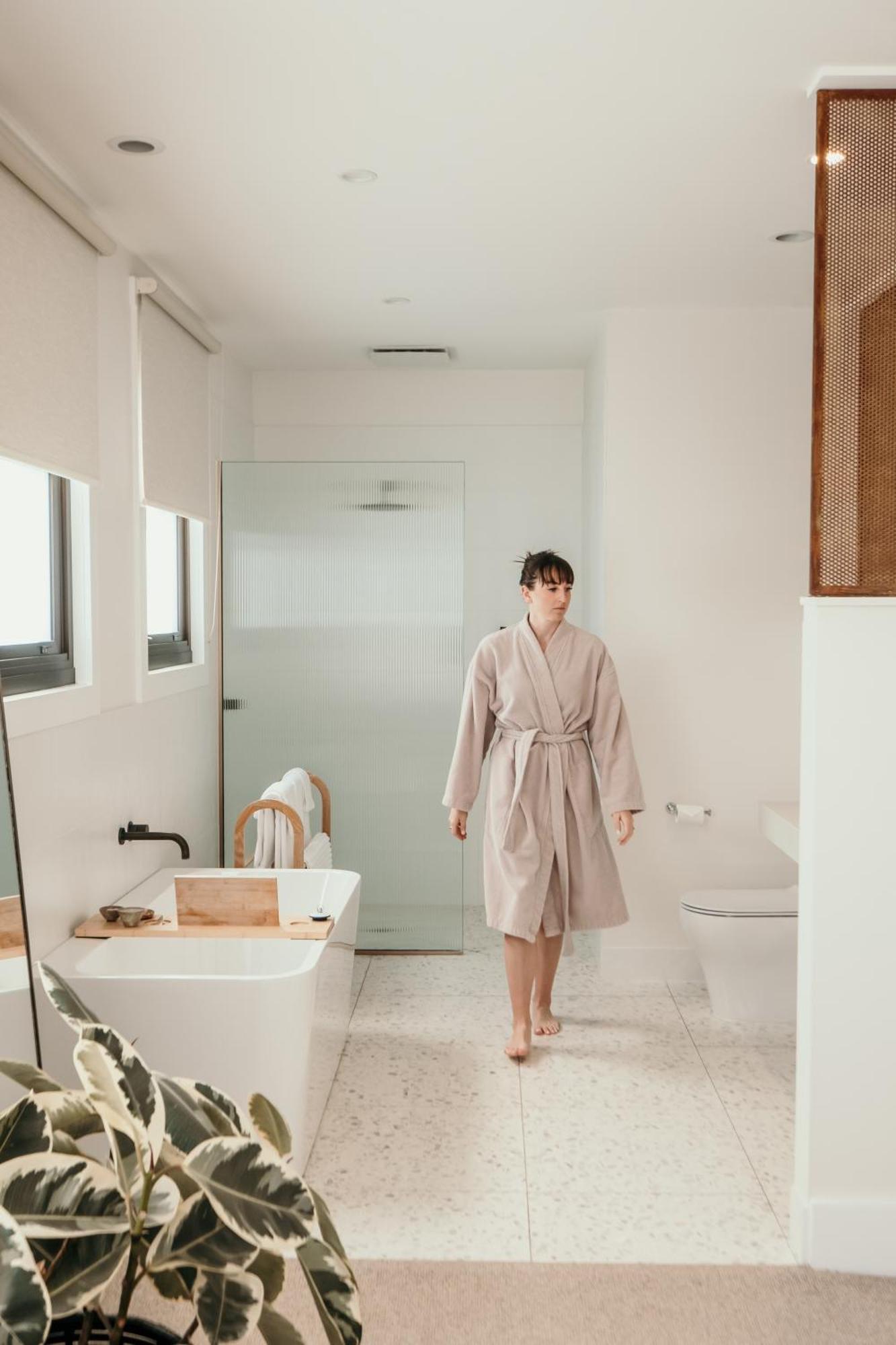 The Oak & Anchor Hotel Port Fairy Zewnętrze zdjęcie A woman wearing a bathrobe
