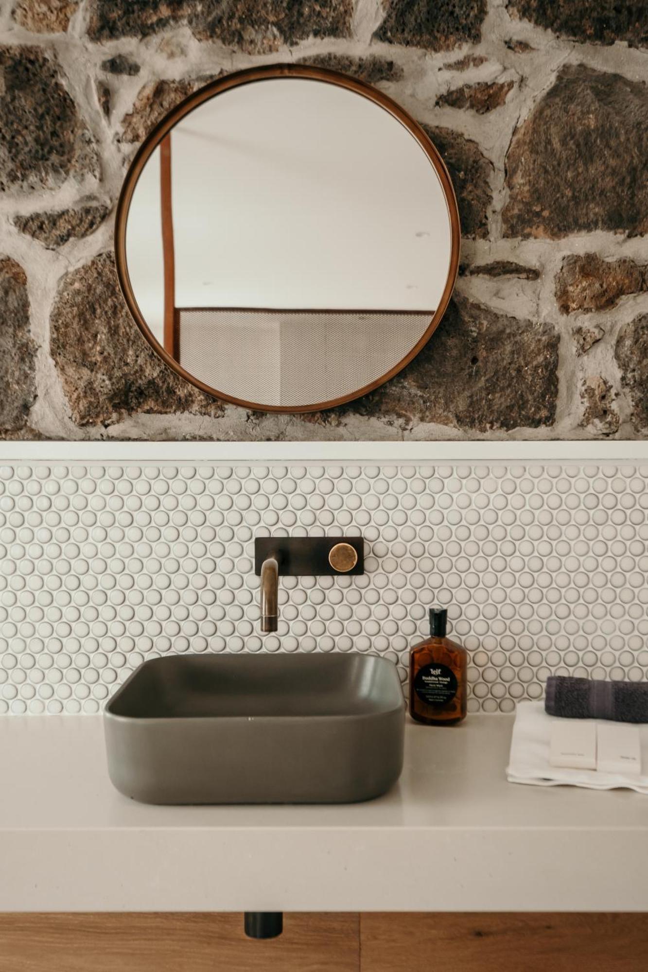 The Oak & Anchor Hotel Port Fairy Zewnętrze zdjęcie Bathroom with penny round tiles
