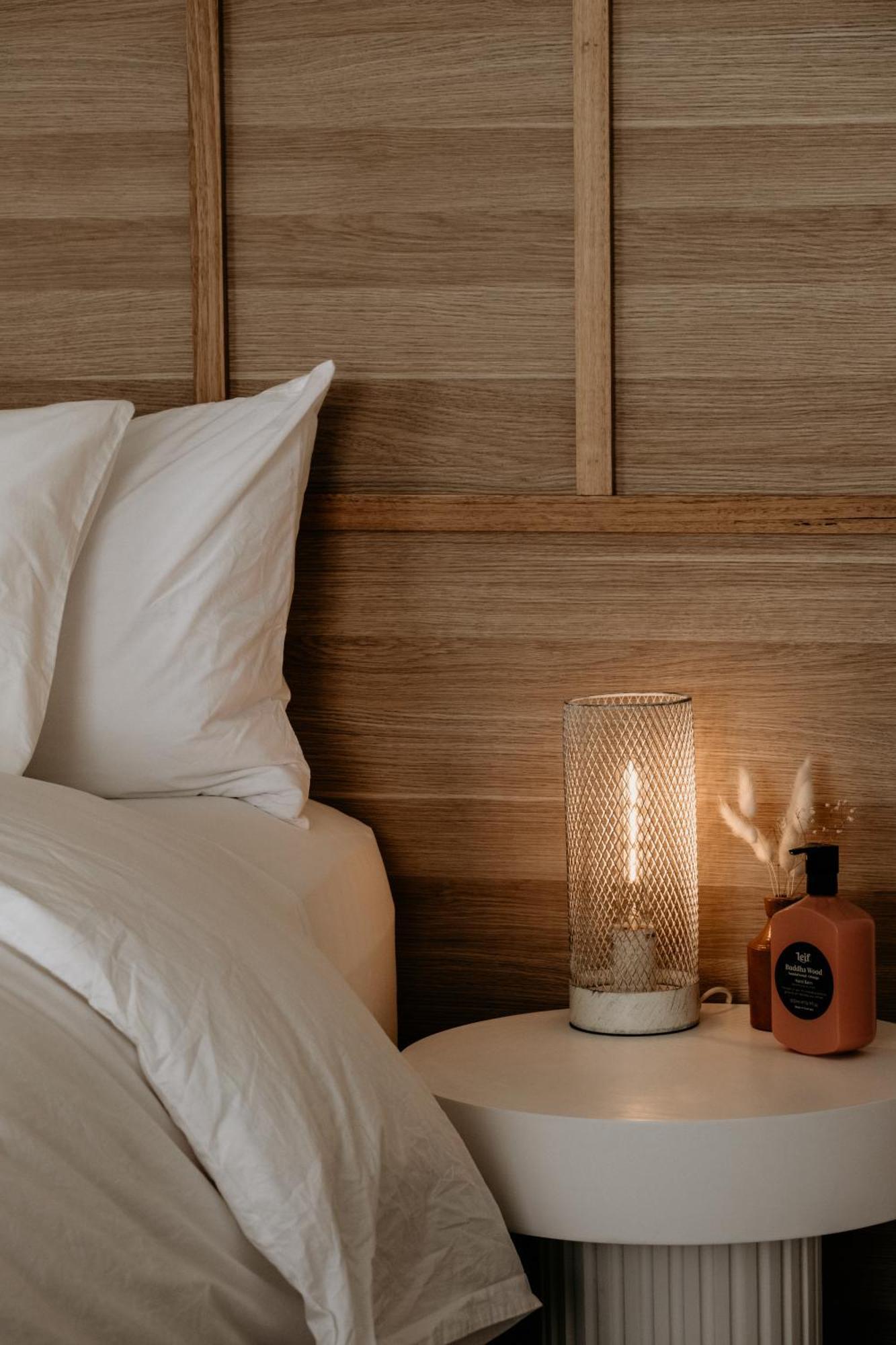 The Oak & Anchor Hotel Port Fairy Zewnętrze zdjęcie A lamp on a bedside table