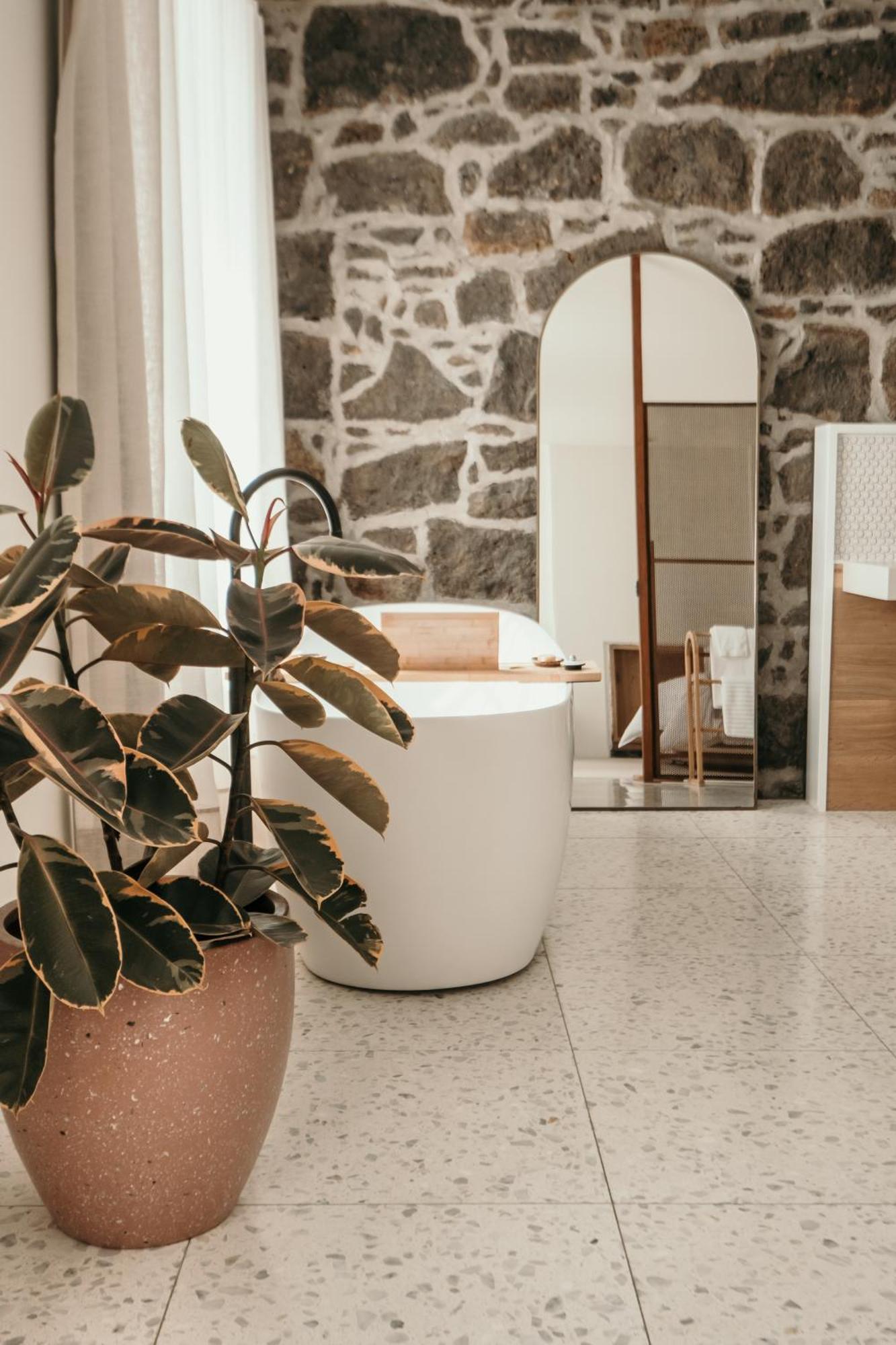 The Oak & Anchor Hotel Port Fairy Zewnętrze zdjęcie Bathroom with a freestanding bathtub