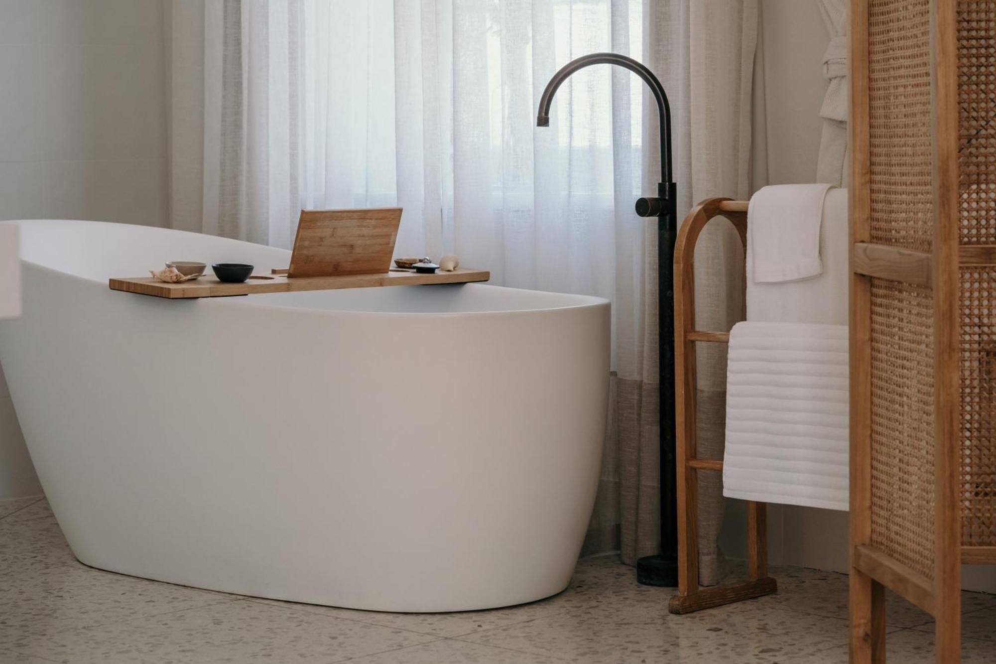 The Oak & Anchor Hotel Port Fairy Zewnętrze zdjęcie A freestanding bathtub